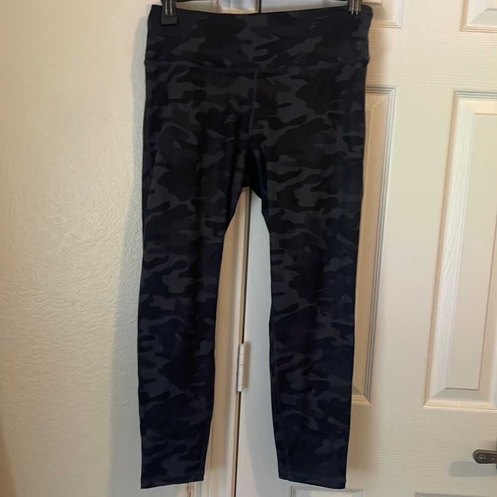 Black and grey camo leggings size L